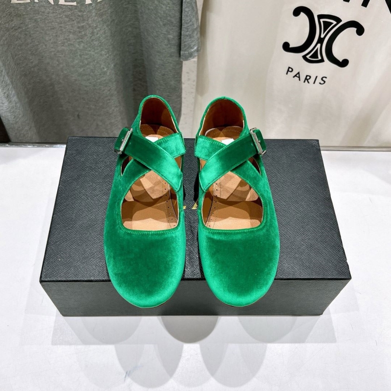 Other flat shoes